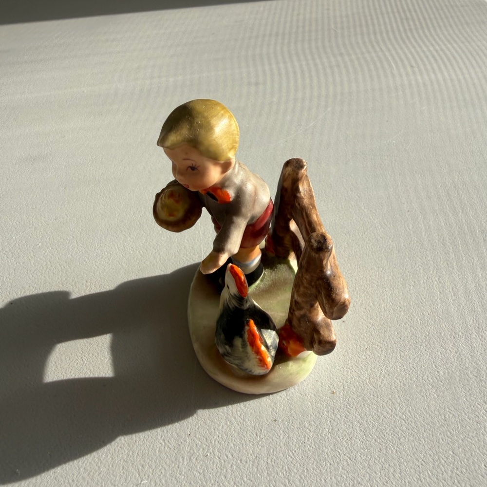Vintage Nippon Yoko Boeki Co Boy Feeding Chicken 1950s Hummel Inspired Japan - Picture 5 of 7